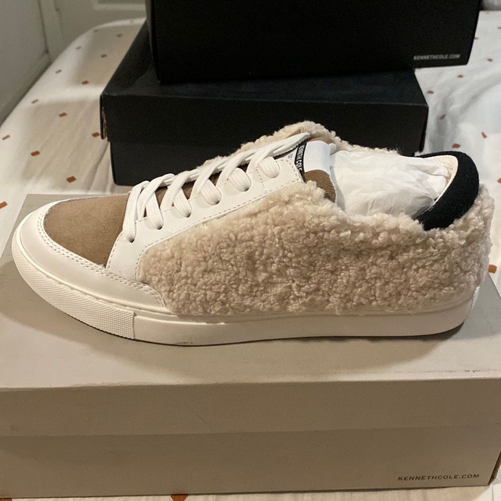 Tennis shoes